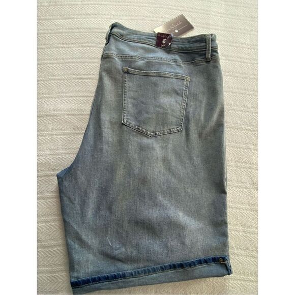 Gloria Vanderbilt Women's 24W Plus Size Mid Rise
Feminine Cut Bermuda Short - Picture 5 of 9